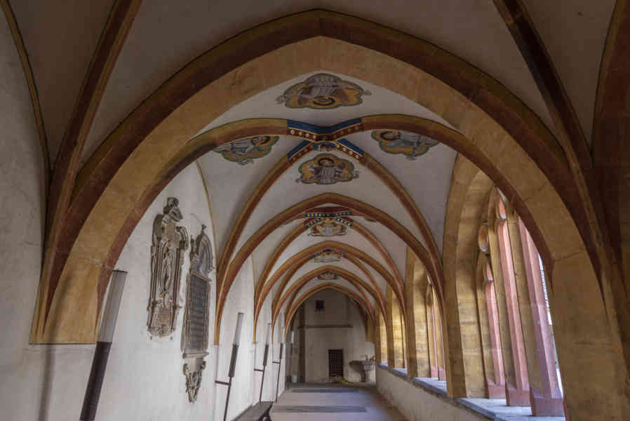 Francia - Alsacia 077 - Estrasburgo - iglesia protestante de Saint-Pierre le-Jeune - claustro.jpg